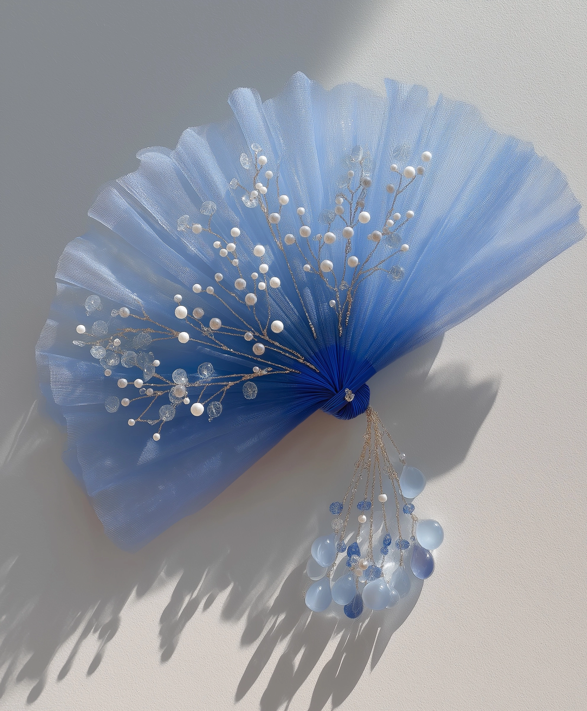 Eventail en tulle blue avec des perles aux extremités