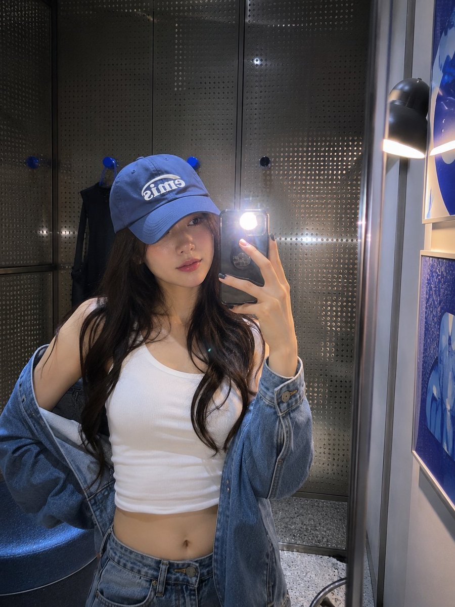 Streetwear Fashion Mirror Selfie