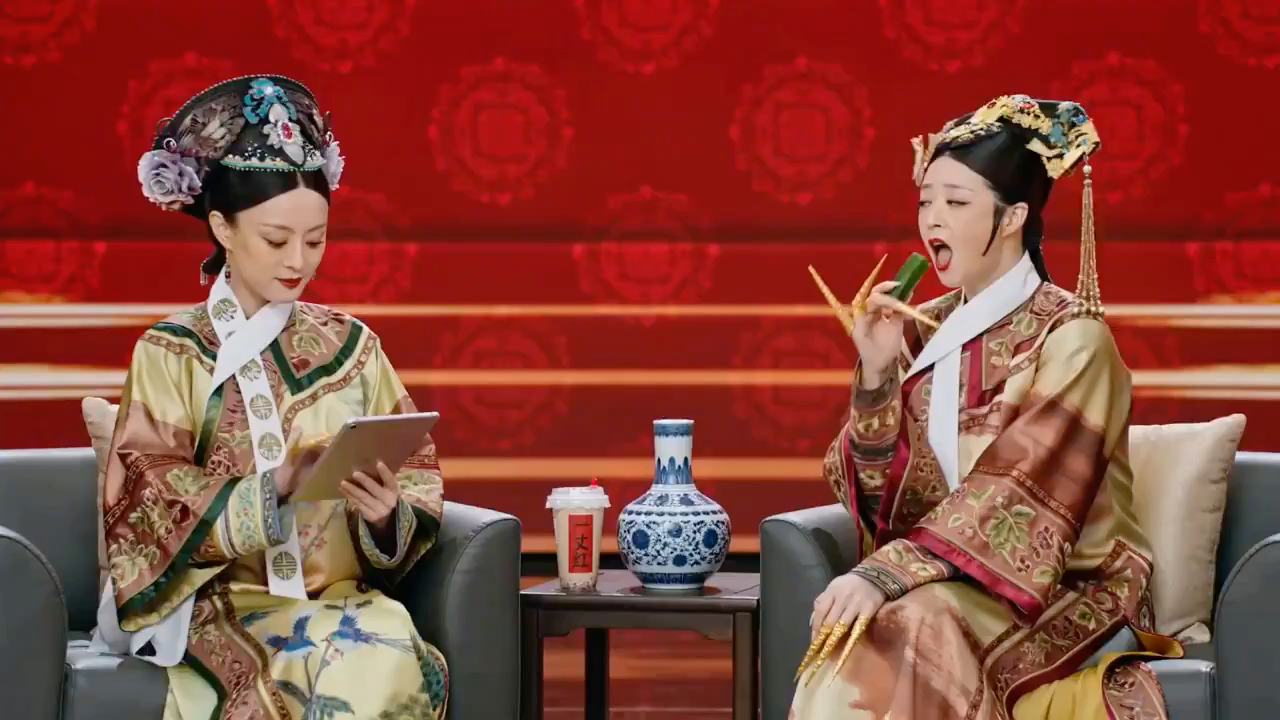10-Second Chinese Spring Festival Gala Stage Performance: Zhenhuan & Hua Fei Talk Show