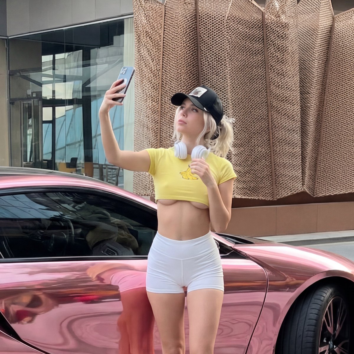 Pink BMW i8 Selfie
