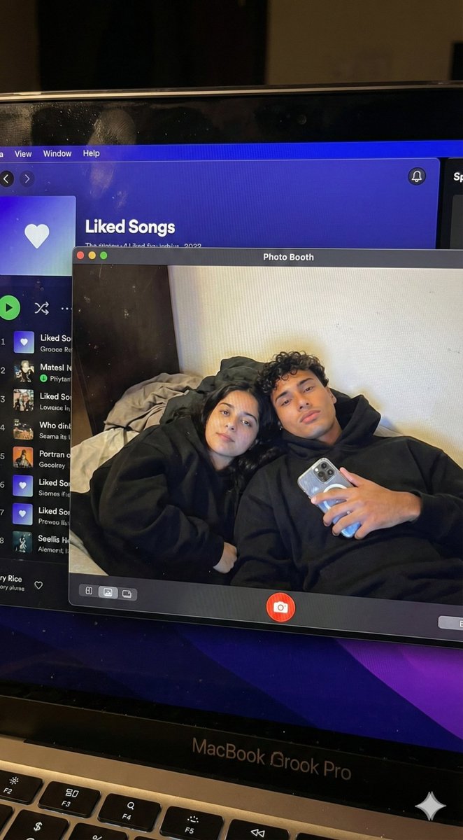 Couple Photo Booth Screen Glow