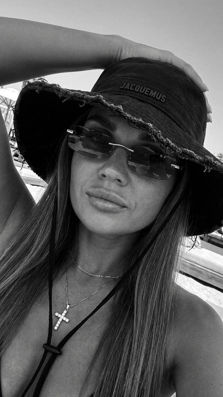 Luxury Beach Monochrome Fashion Selfie