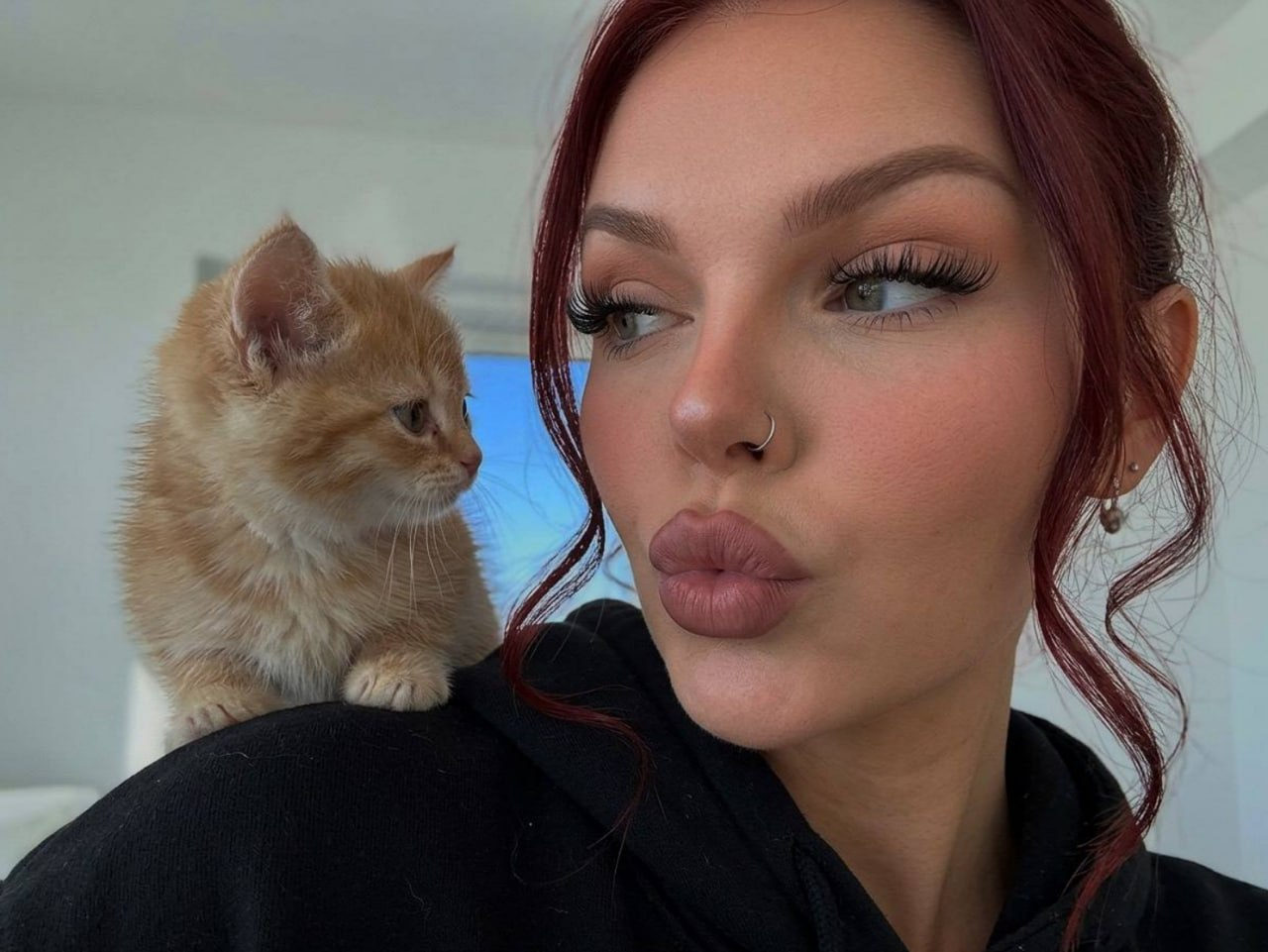 Kitten Shoulder Flirty Selfie