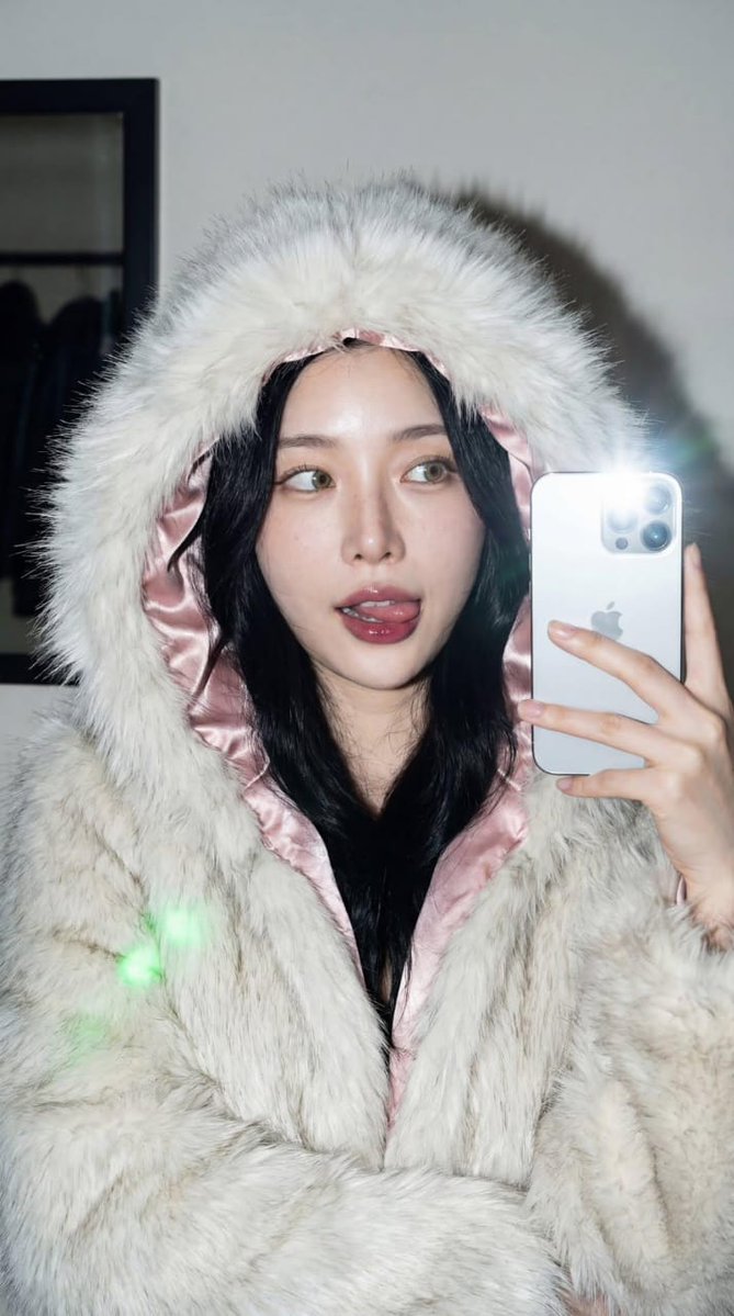 Snow White Faux Fur Selfie