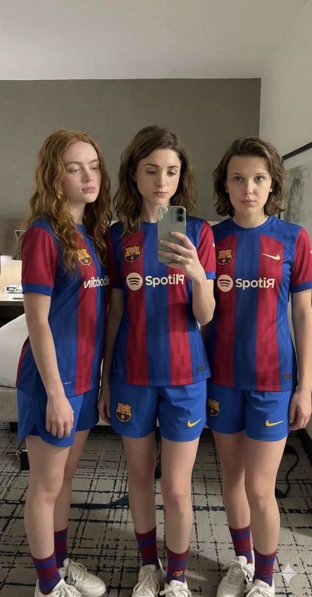 Actresses Barcelona Kit Mirror Selfie