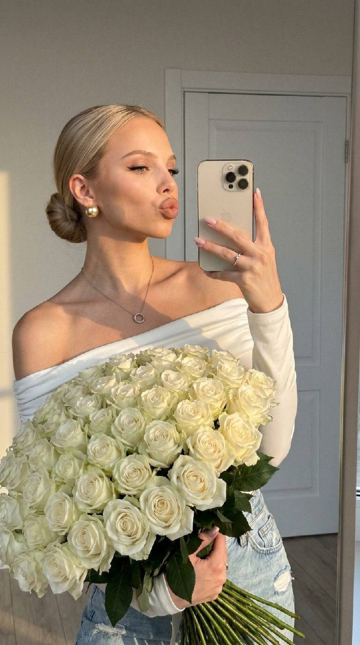 Glamorous Rose Mirror Selfie