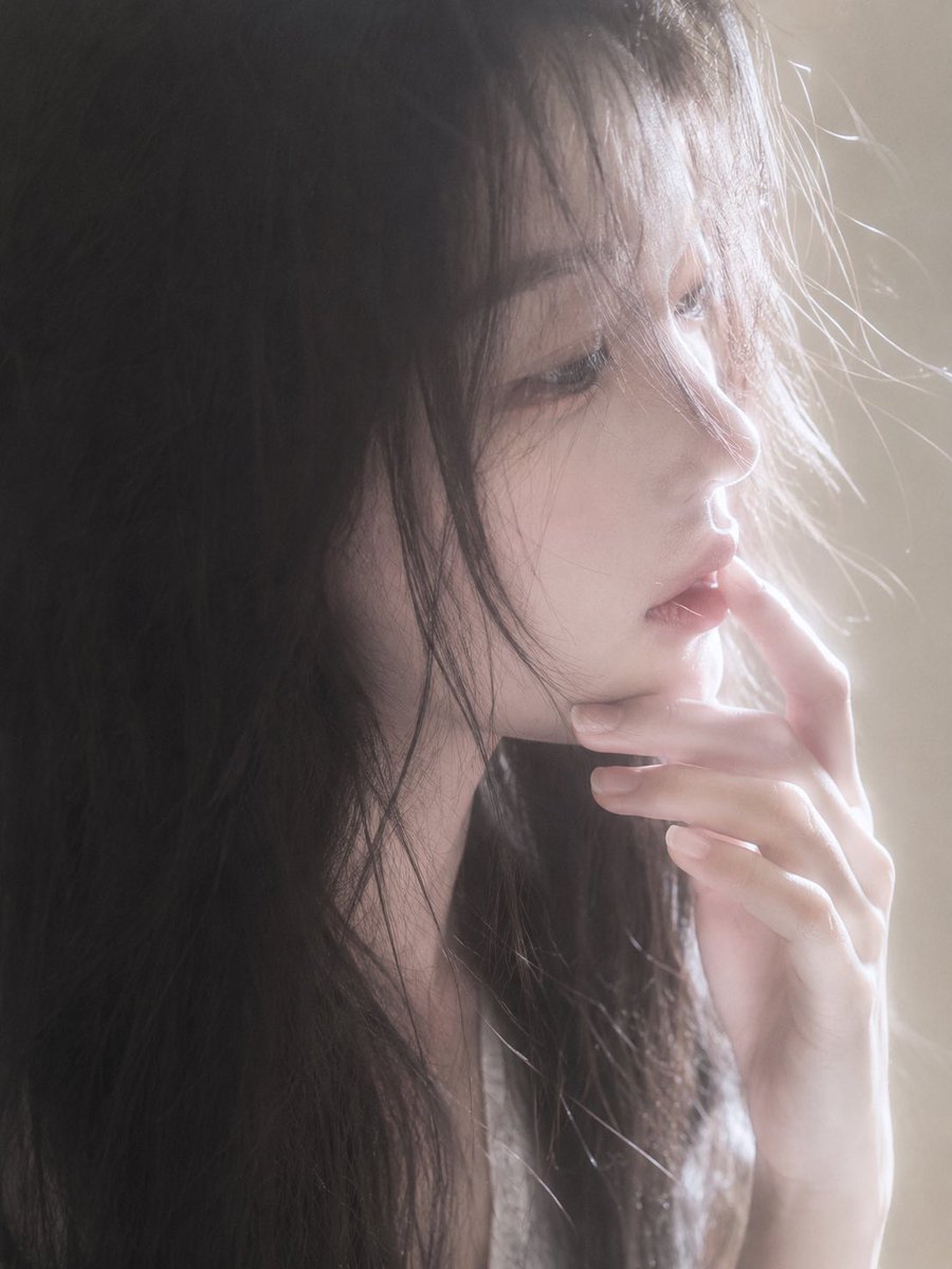 Soft Intimate Portrait in Warm Light