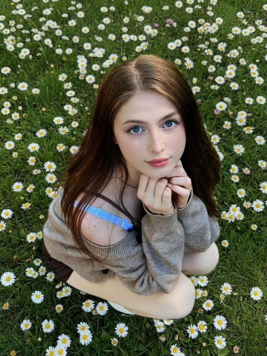 Dreamy Spring Portrait in Daisies