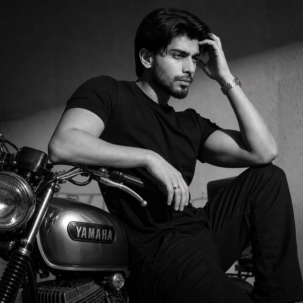 Moto Rebel Noir Portrait