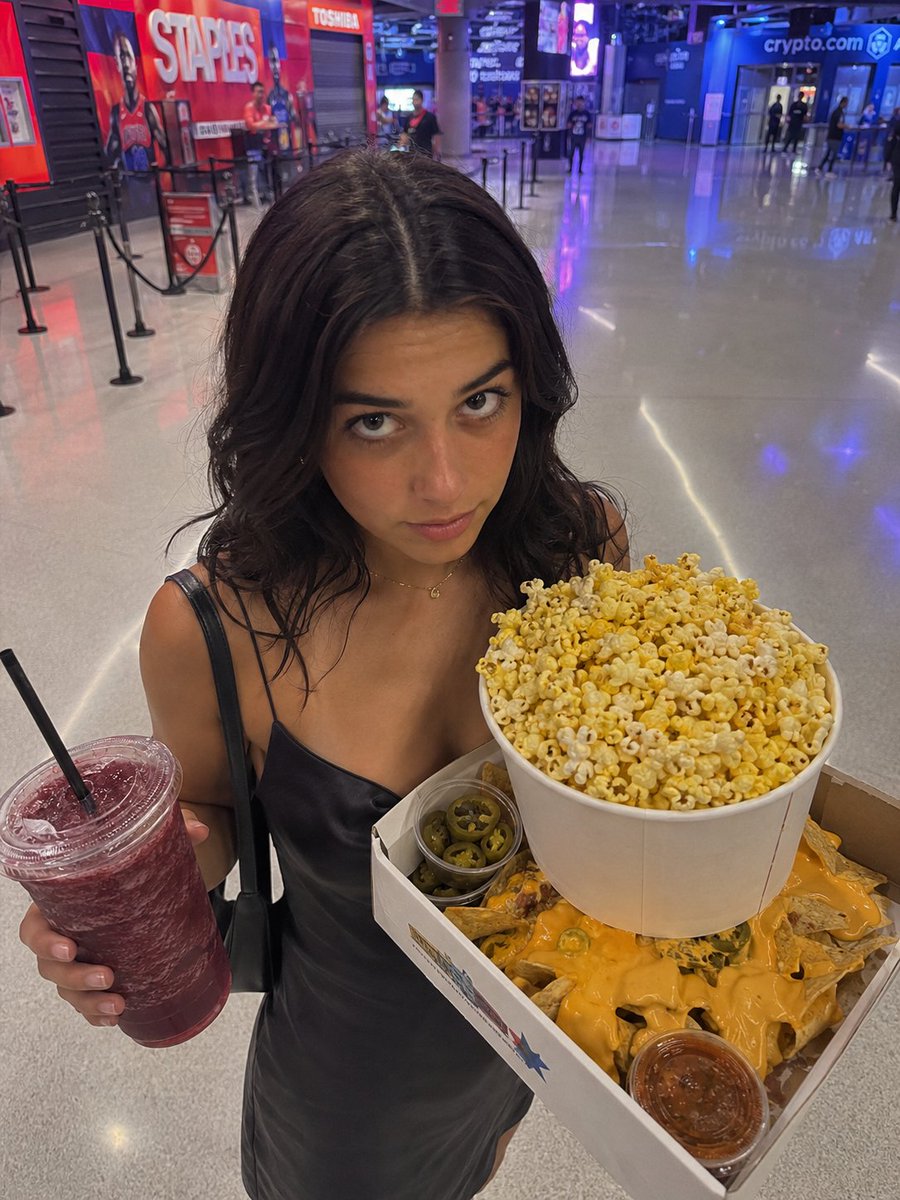 Arena Night Snack Girl Snap