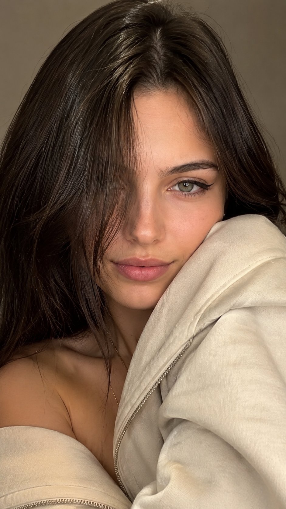 Cream-Sleeve Girl Gaze
