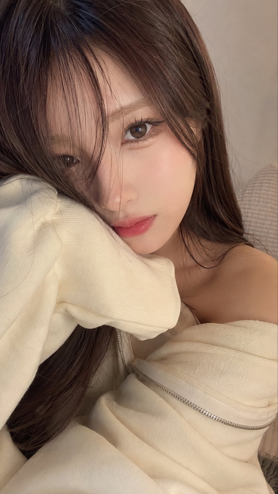 Cute Girl Cream Hoodie Selfie