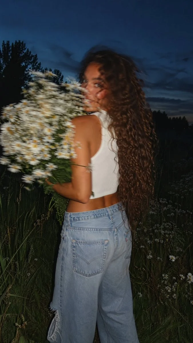 Daisy Girl Candid Glance