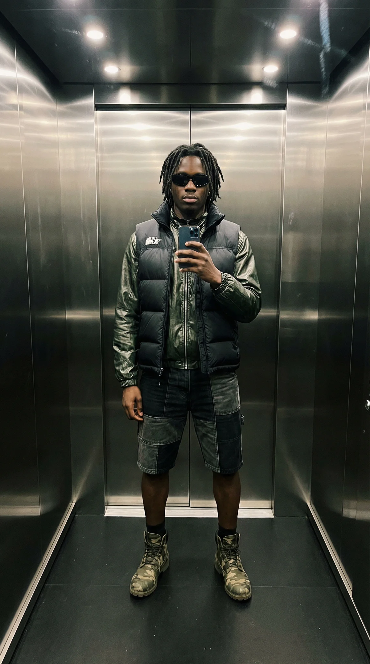 Elevator Selfie - Streetwear