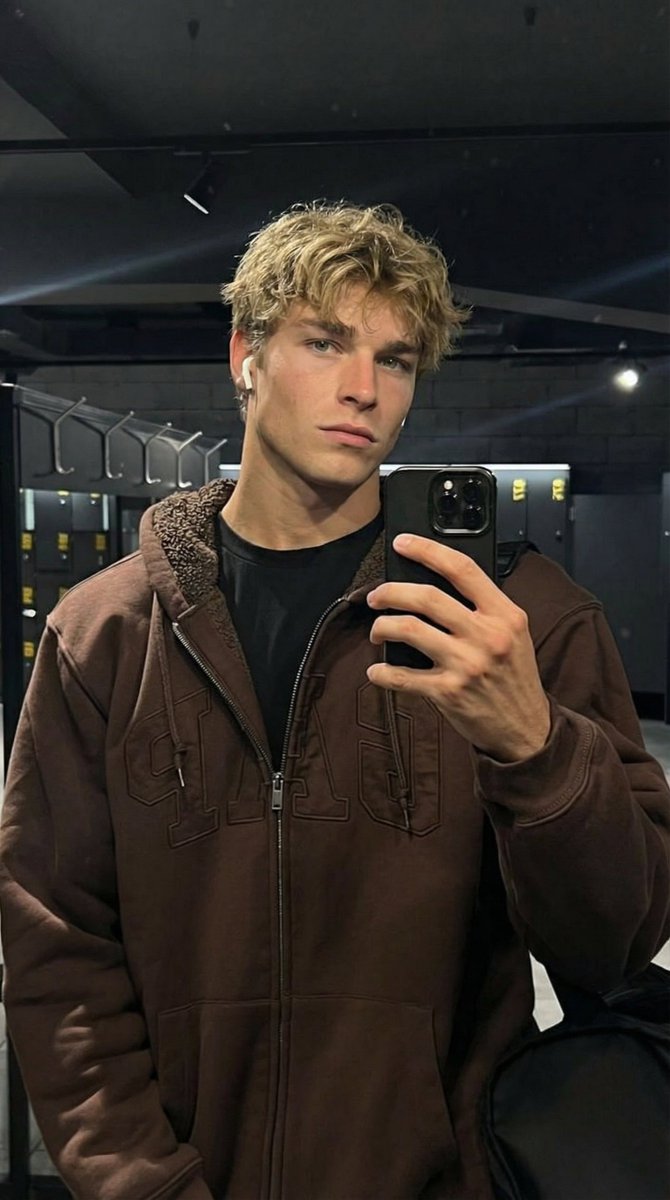 Stylish Gym Mirror Selfie