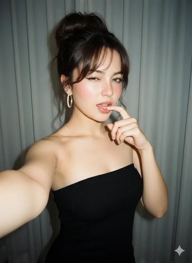 Retro 90s Selfie Girl