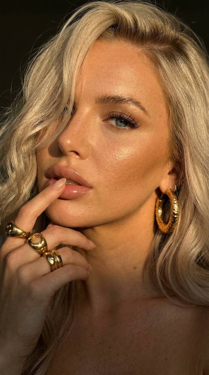 Golden Jewelry Portrait Side Light