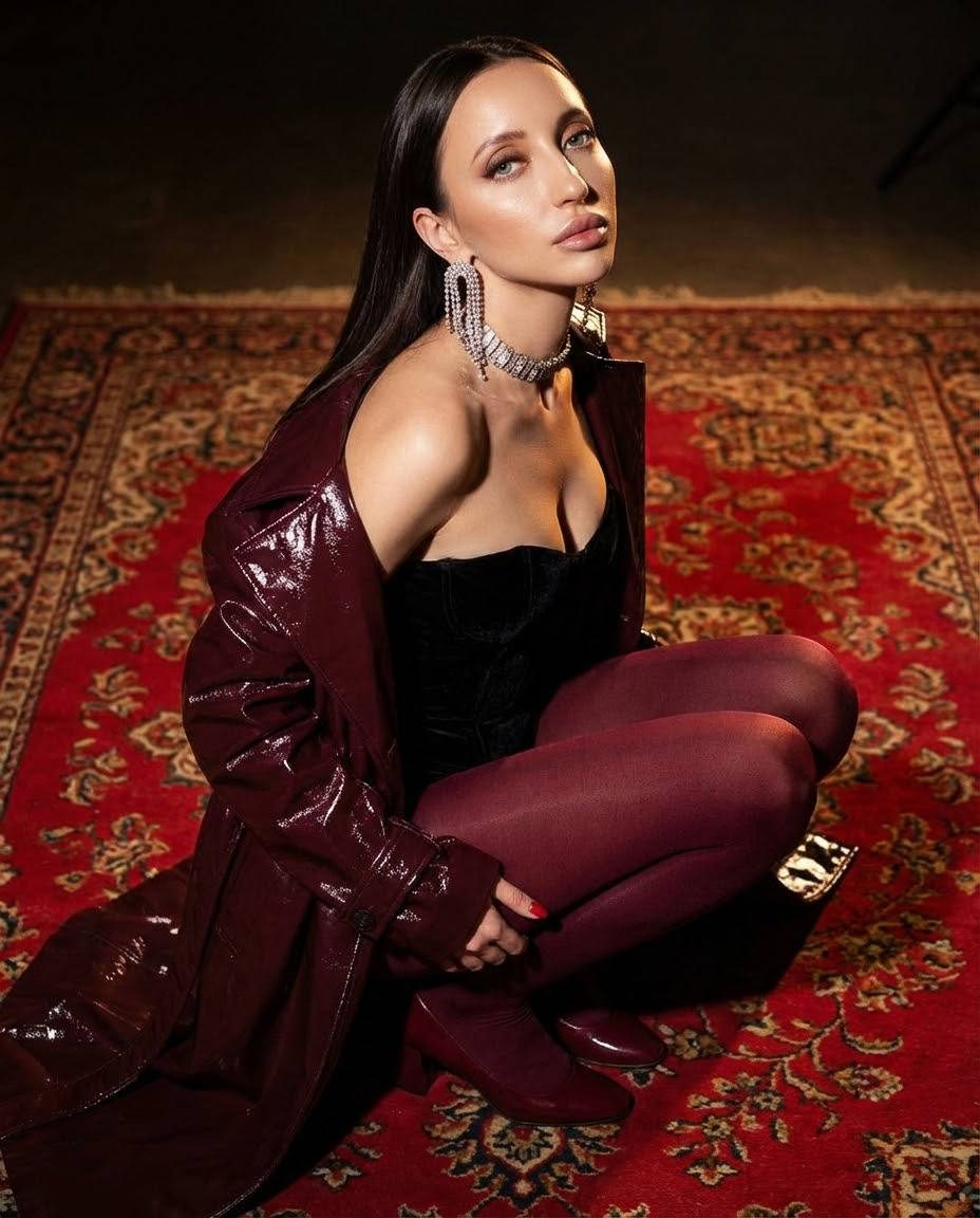 Burgundy Velvet Fashion Crouch
