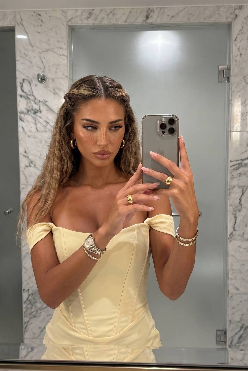 Mirror Selfie Glamour Shot