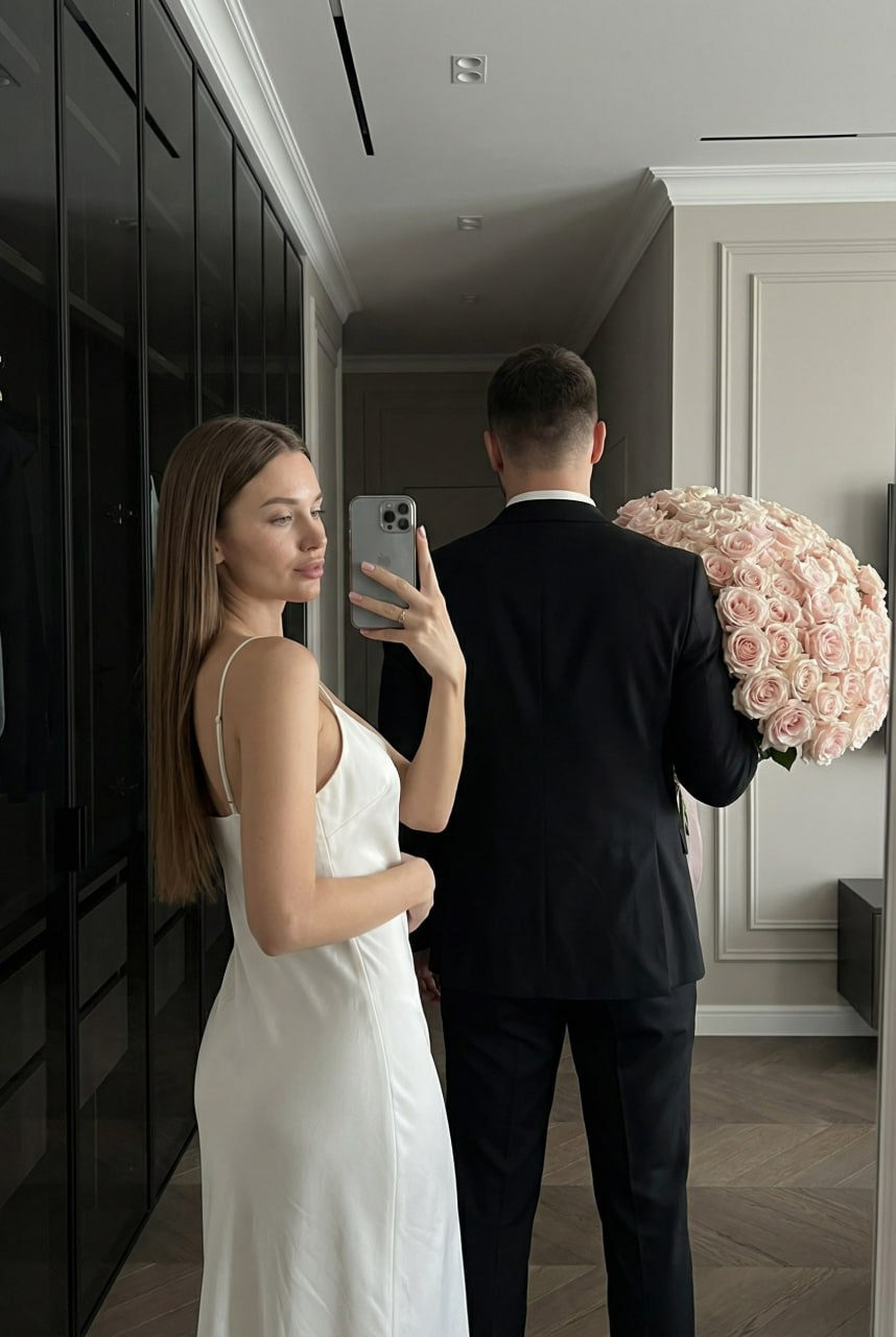 Luxury Mirror Selfie with Roses