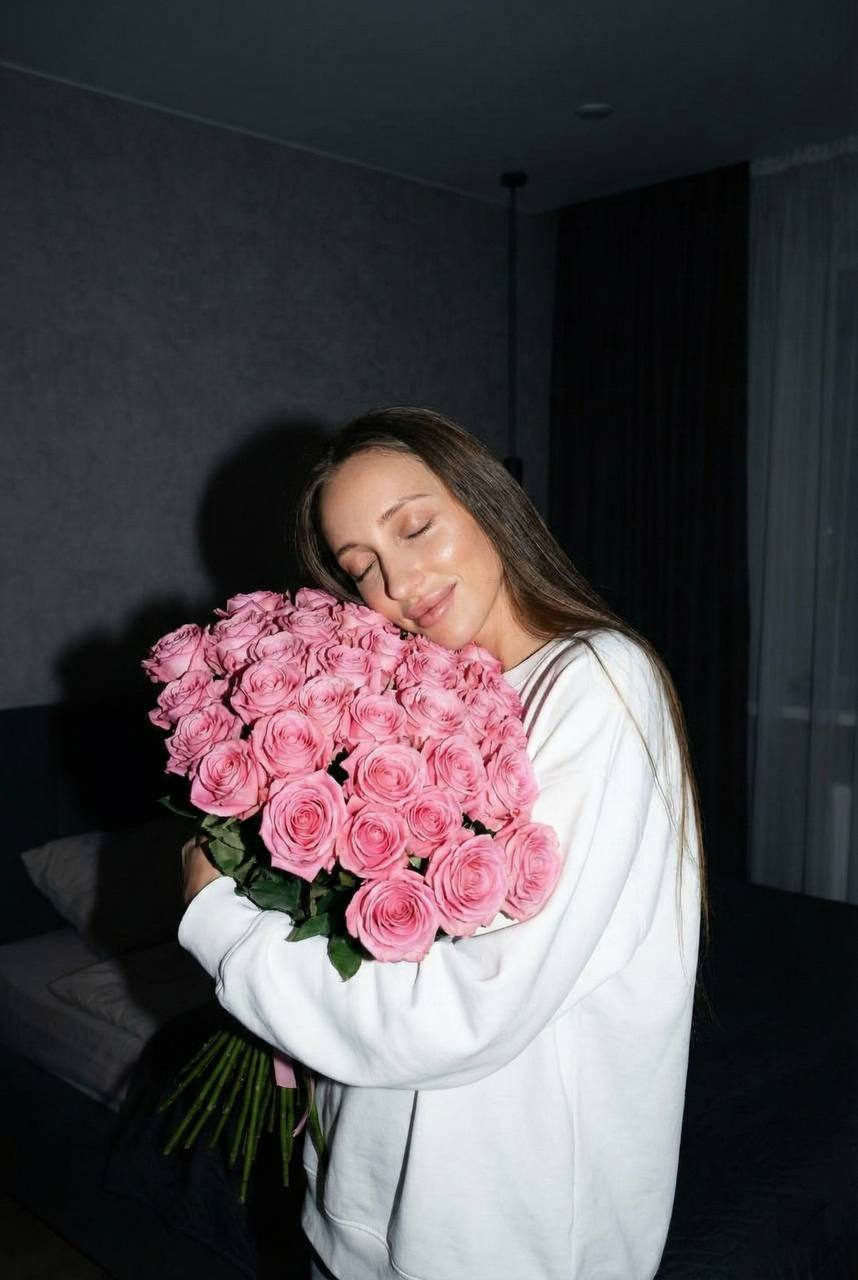 Flash Lit Girl With Roses