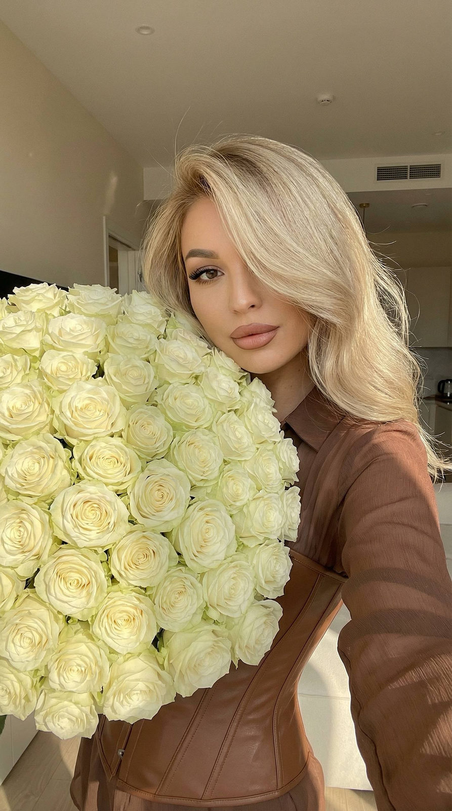 Selfie with Thousand White Roses