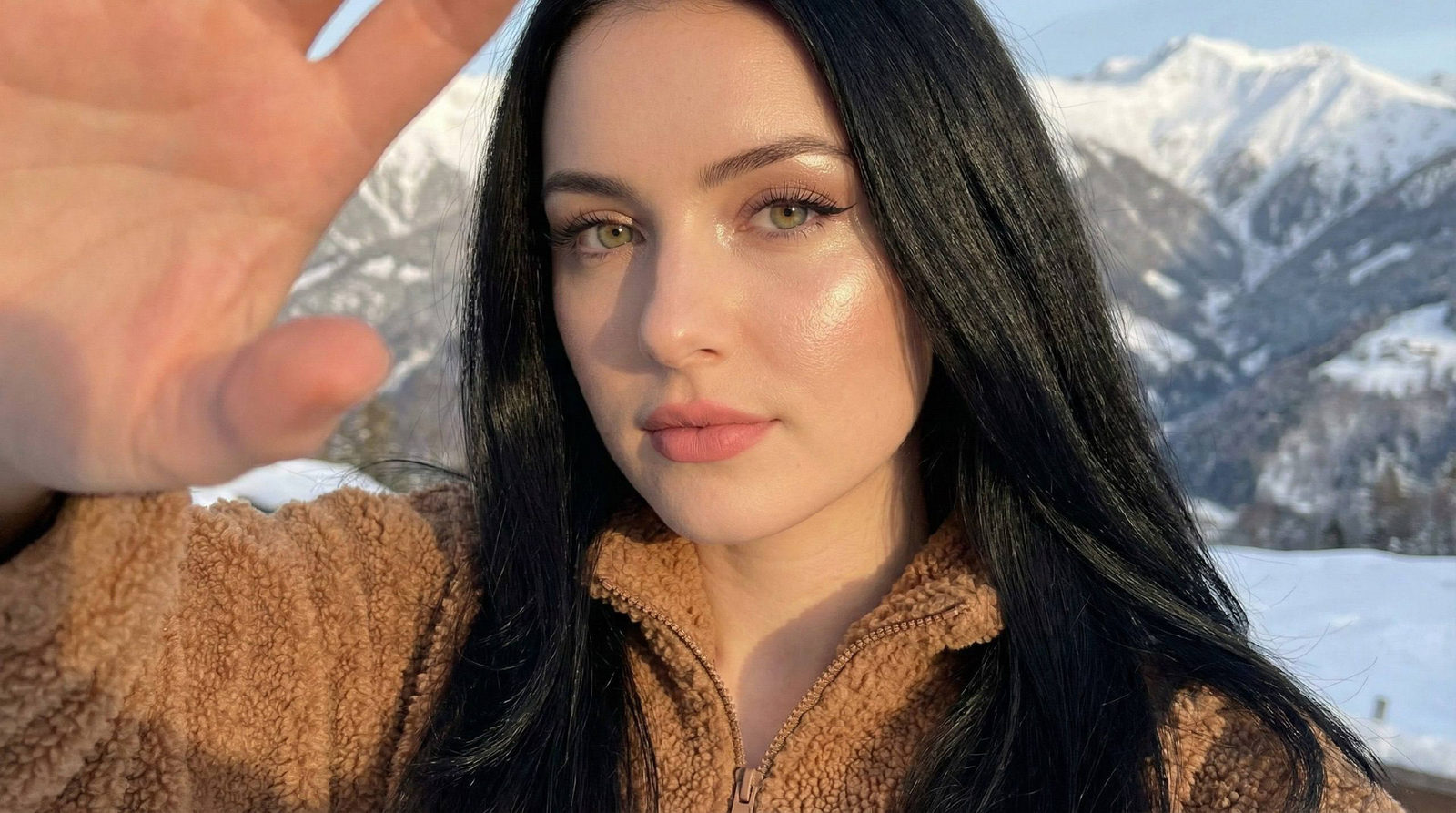 Glam Selfie Winter Mountains