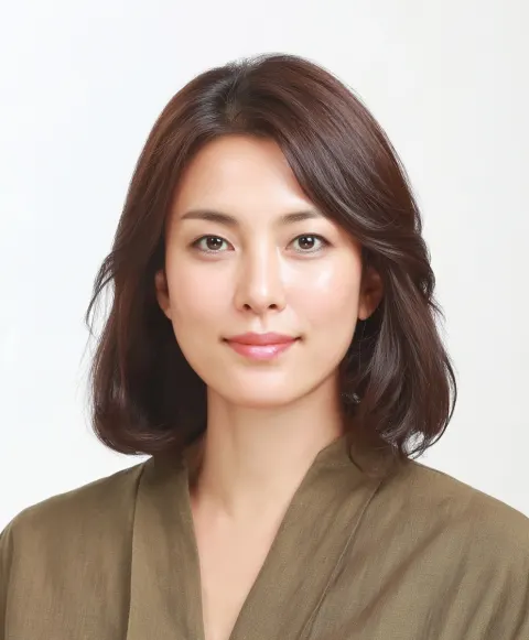 ID Photo of a 35-Year-Old Korean Woman