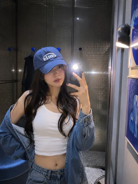 Streetwear Fashion Mirror Selfie