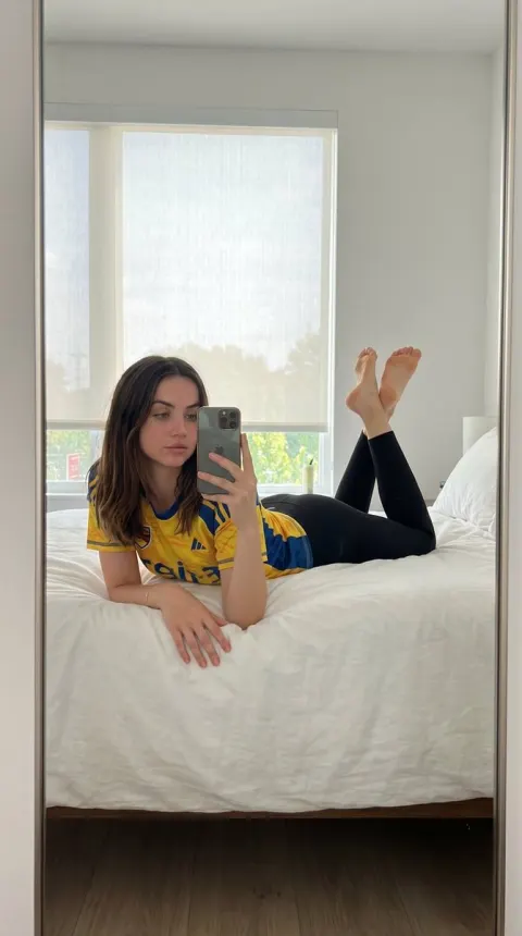 Natural Lifestyle Mirror Selfie
