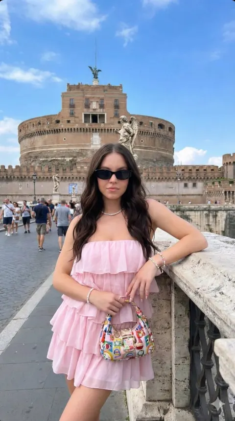 Multi-Subject Italian Aesthetic Portrait (Urdu/English)