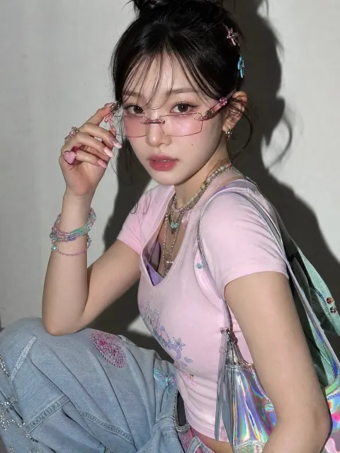 Y2K Korean Idol Flash Portrait