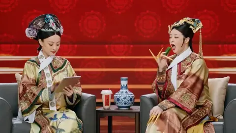 10-Second Chinese Spring Festival Gala Stage Performance: Zhenhuan & Hua Fei Talk Show