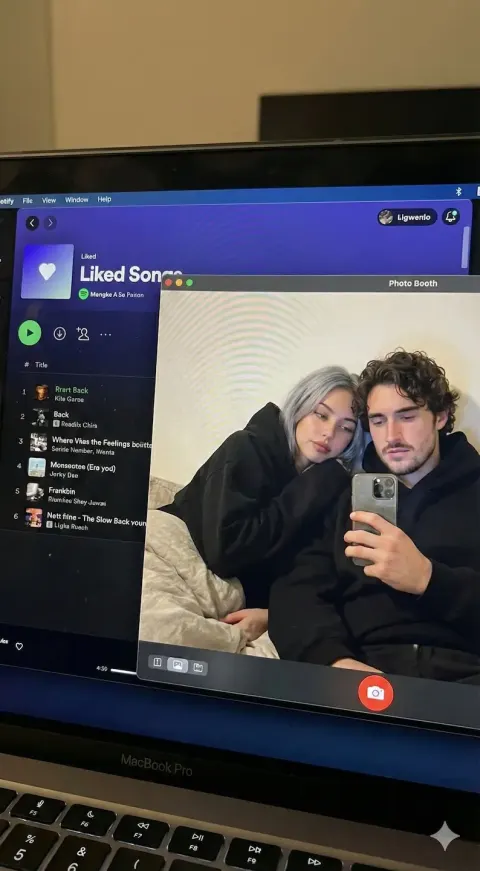 MacBook Photo Booth Couple
