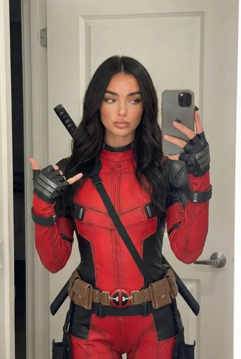 Deadpool Cosplay Girl Mirror Selfie