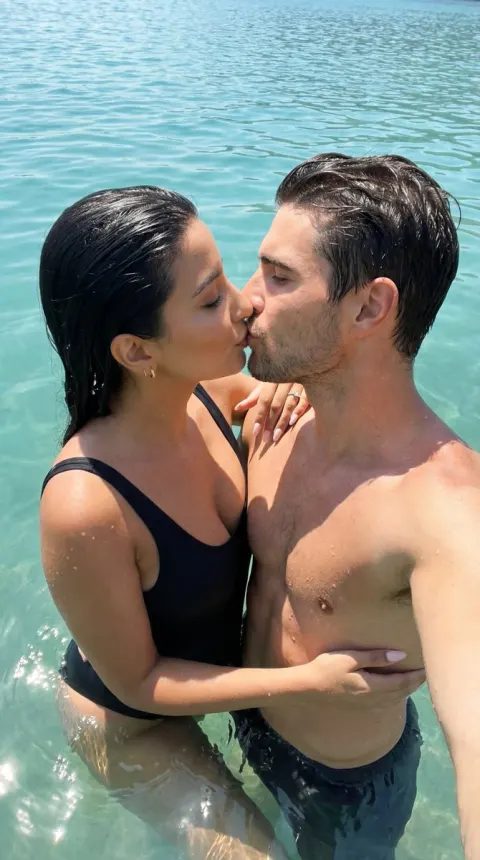 Gentle Kiss In Turquoise Water