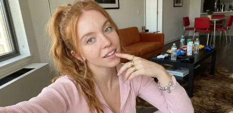 Ana Pink Lounge Selfie