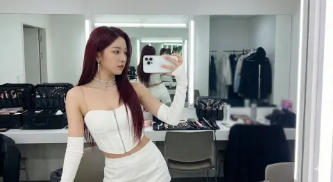 Red-Haired Idol Mirror Selfie