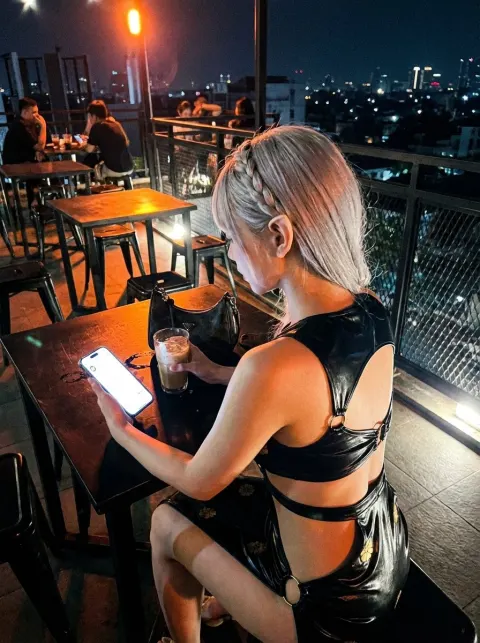 Candid Night Café Snapshot