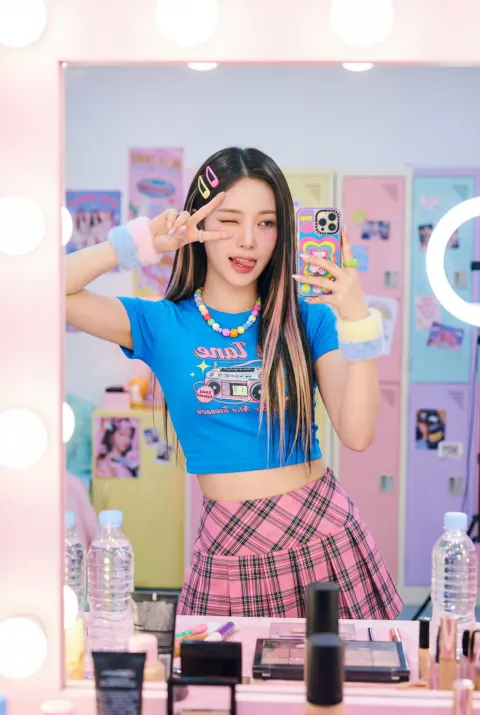 Y2K K-Pop Idol Mirror Selfie