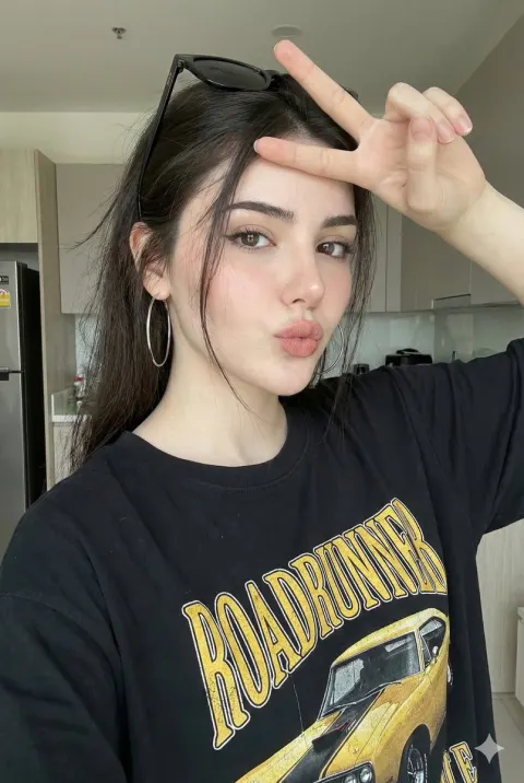 Retro Selfie Girl V Sign
