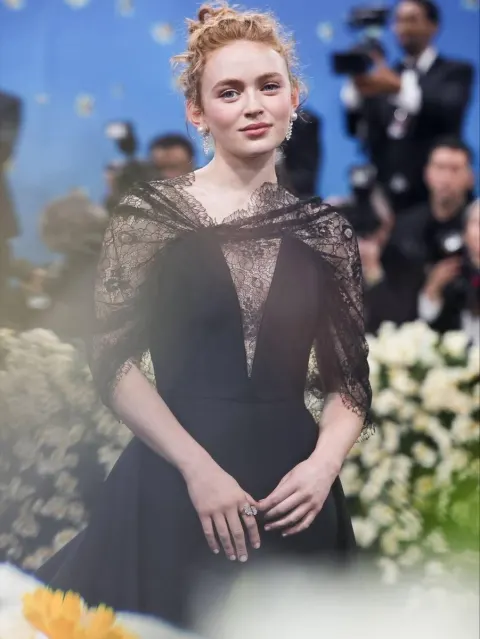 Sadie Sink Elegant Red Carpet Look