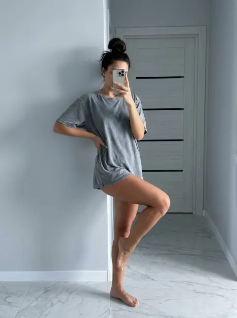 Casual Gray Tee Selfie Moment