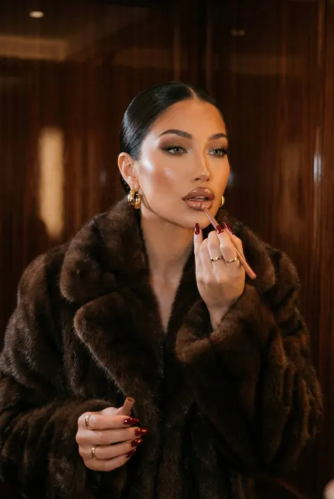 Glamorous Lip Liner Moment