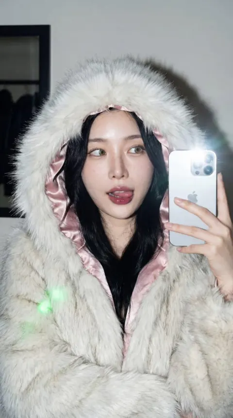 Snow White Faux Fur Selfie