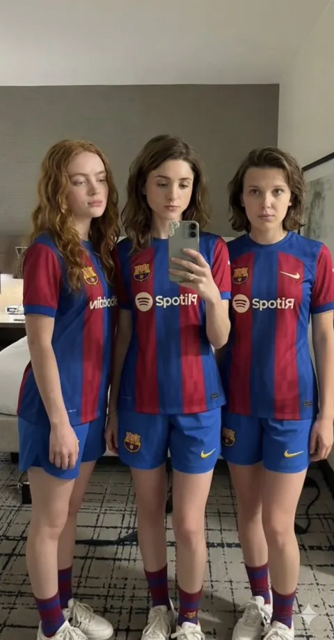 Actresses Barcelona Kit Mirror Selfie
