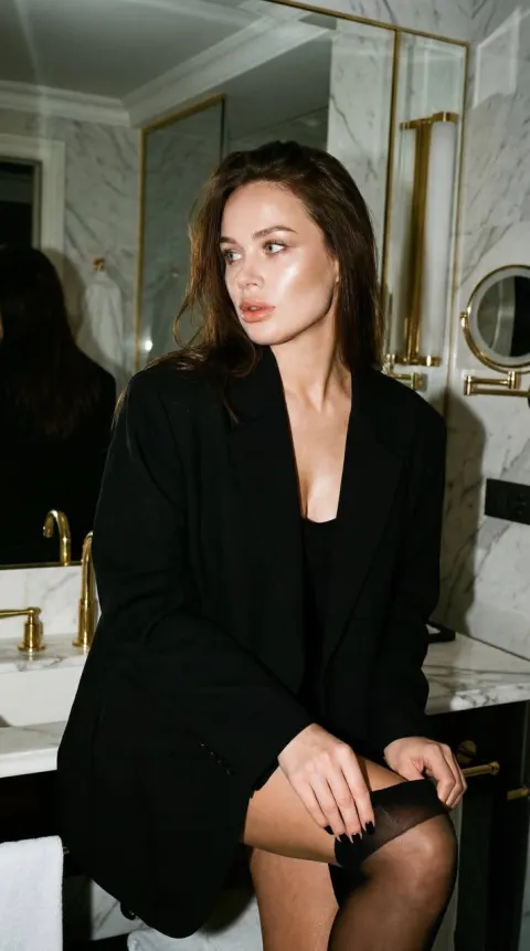 Luxury Hotel Mirror Fashion Portrait