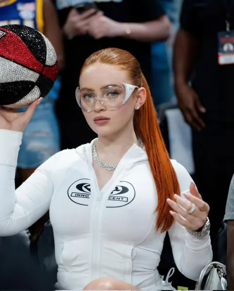 Redhead Basketball Courtside Star