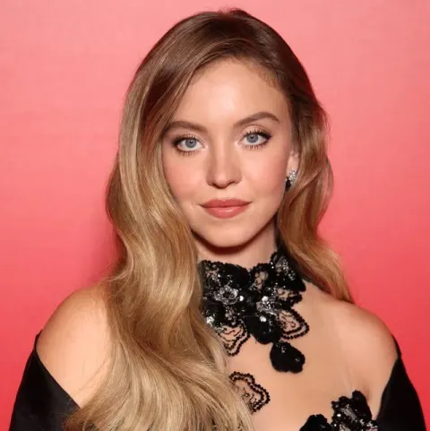 Lace Collar Red Carpet Portrait