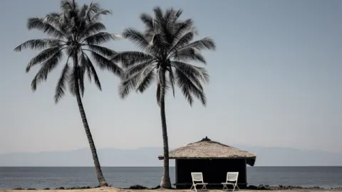 Minimalist Lahaina Beachfront Hut in Kurosawa Style